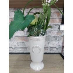 ваза с букетом белых роз